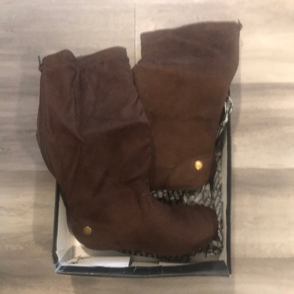 Womens zip up faux suede boots.
